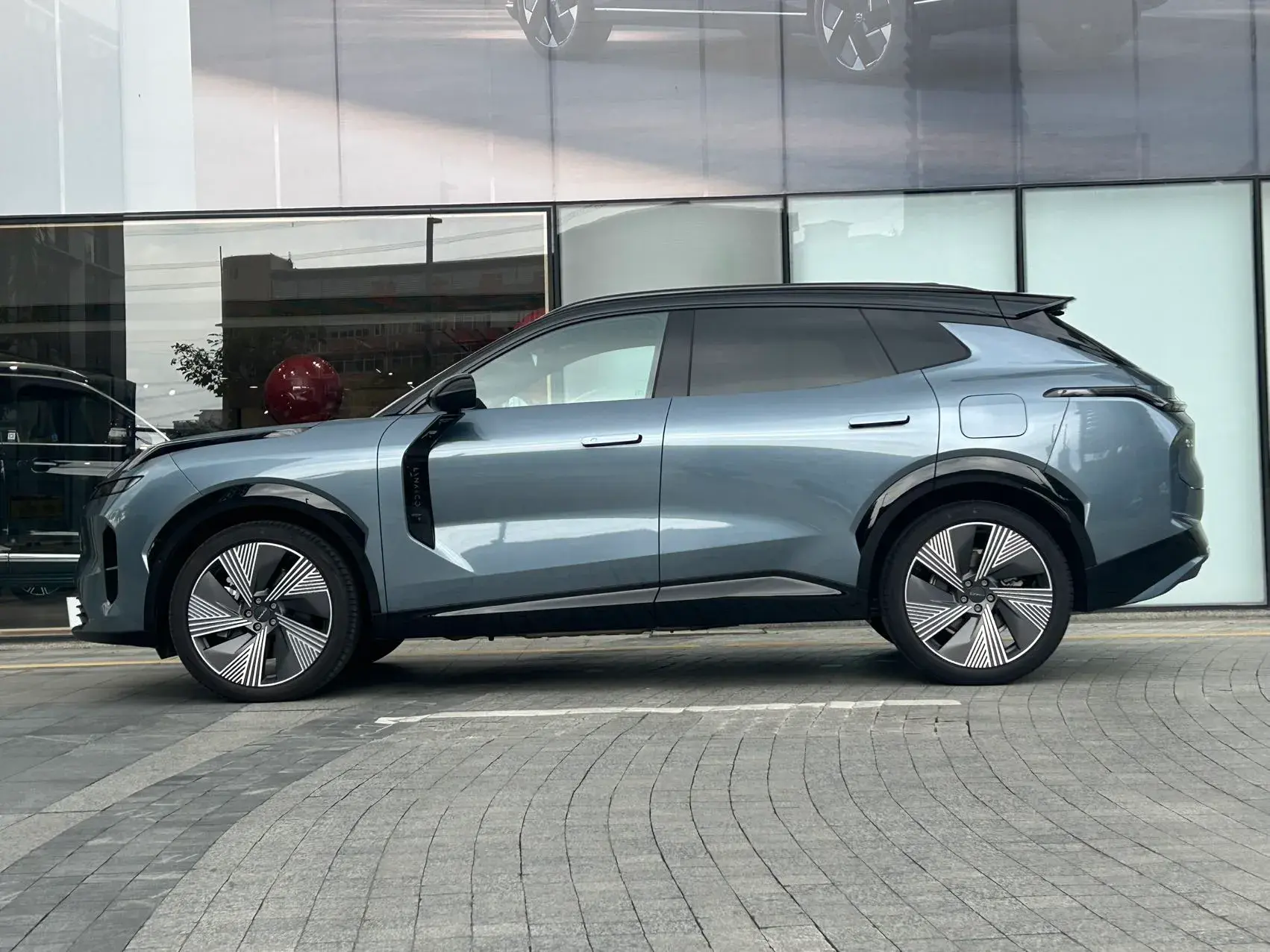 2025 LYNK&CO 08 thumbnail 3