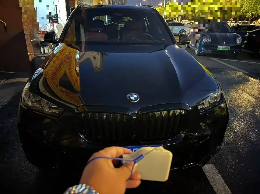 2025 BMW IX1 thumbnail 2