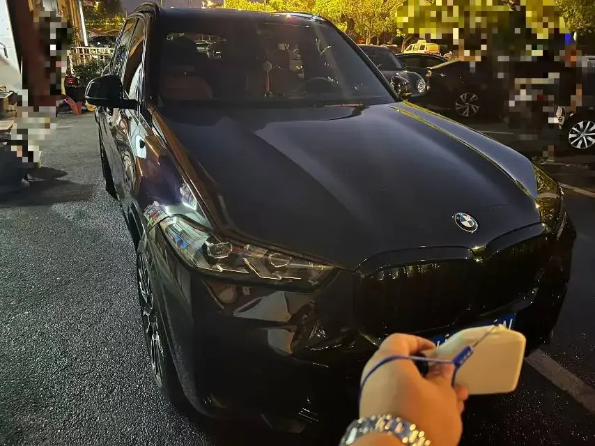 2025 BMW IX1 thumbnail 3