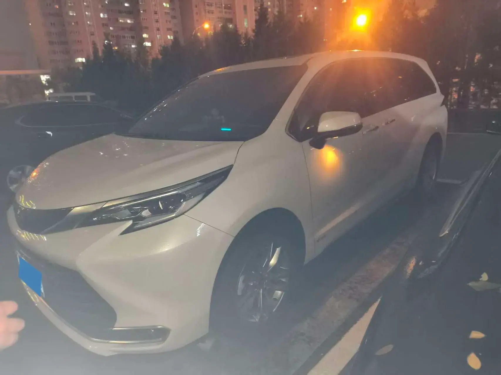 2024 TOYOTA SIENNA view 1