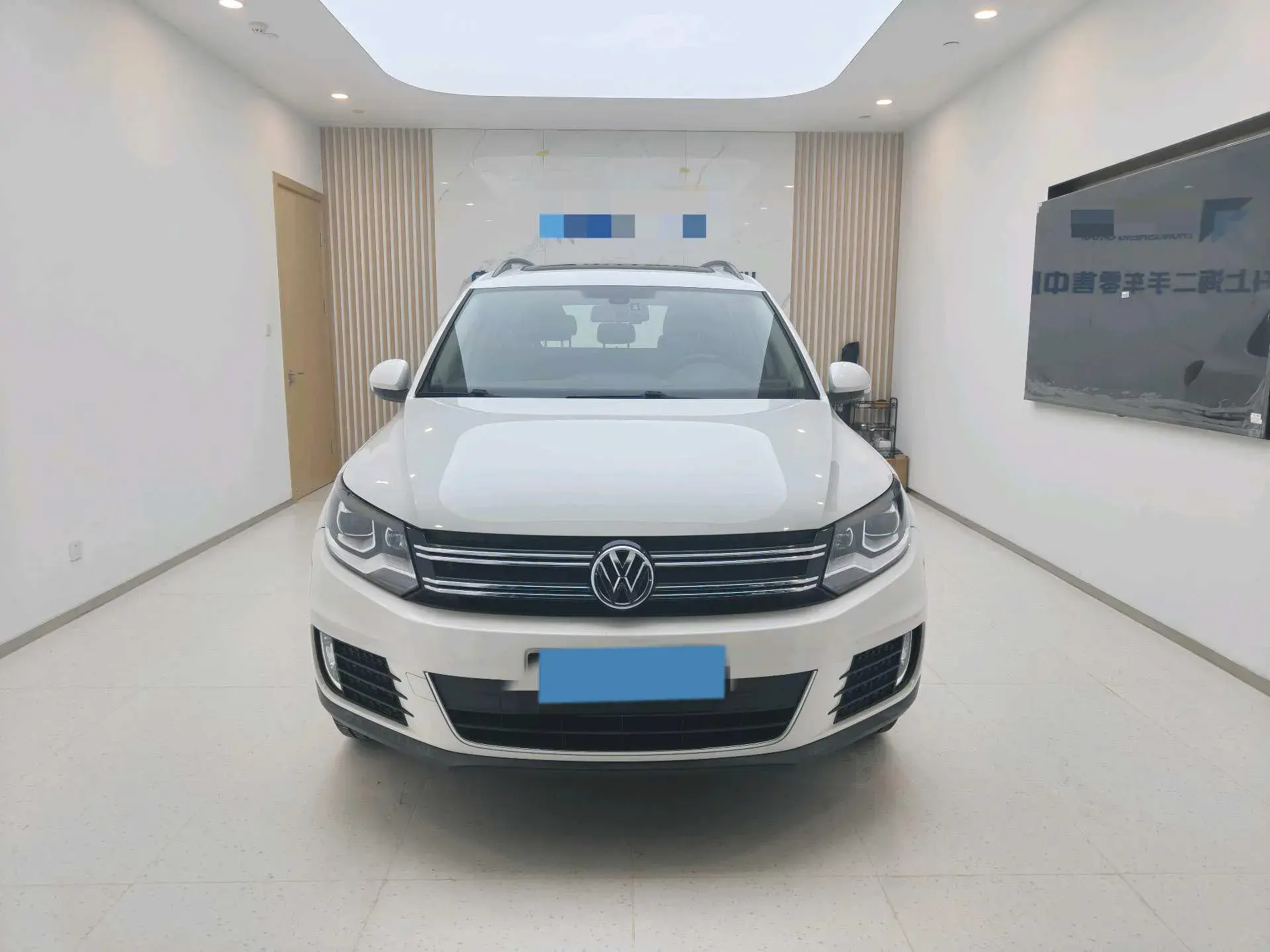 2017 VOLKSWAGEN TIGUAN thumbnail 2