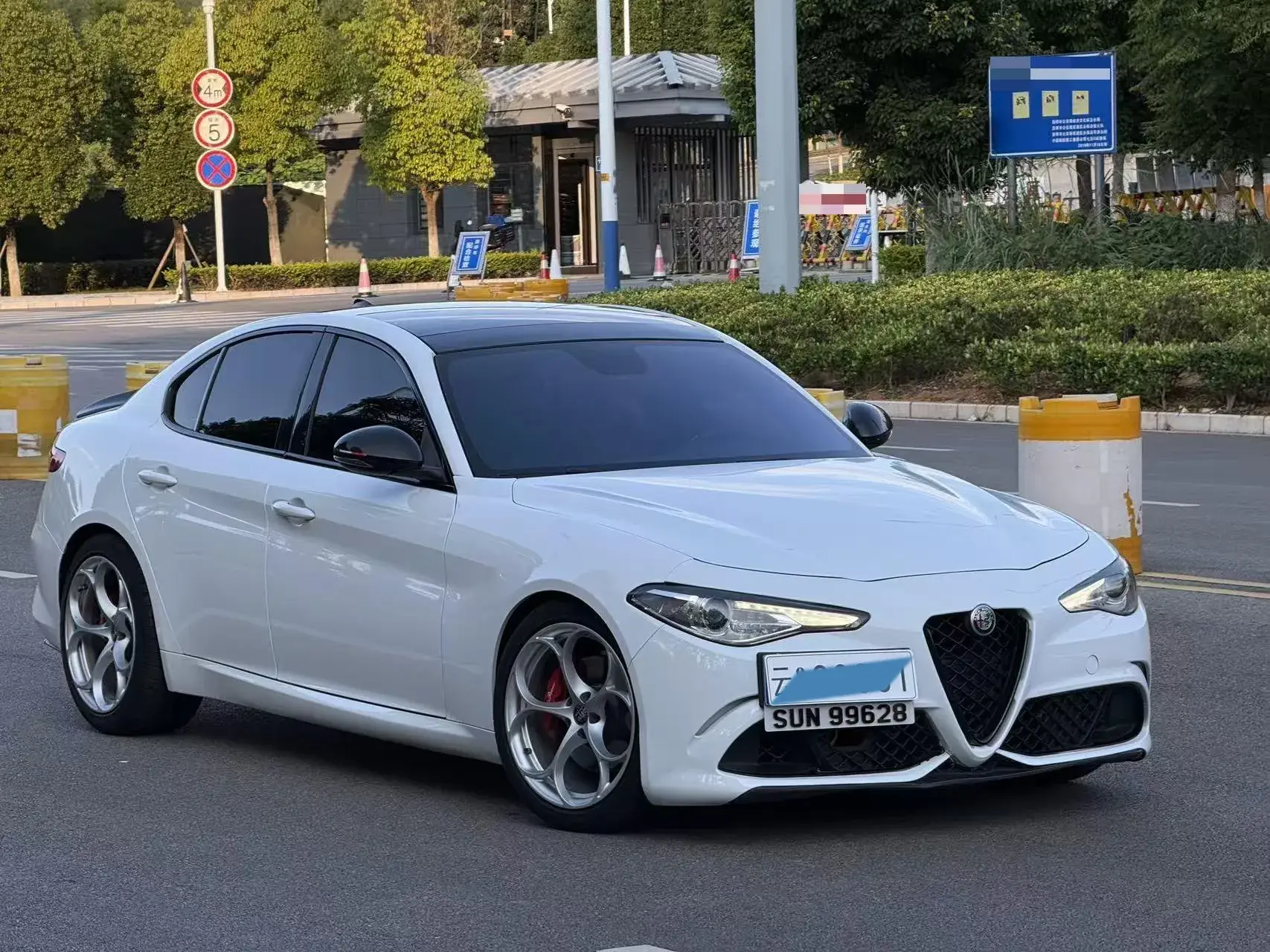 2017 ALFA ROMEO thumbnail 2