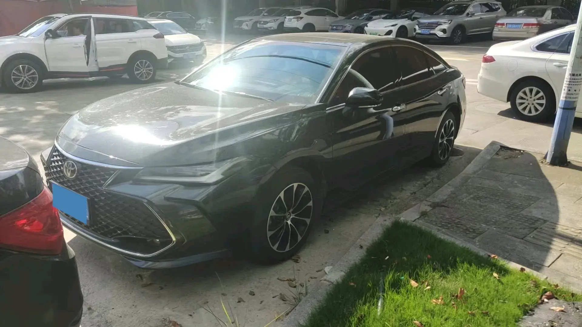 2022 TOYOTA AVALON view 1
