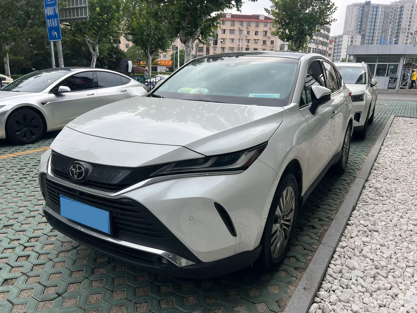 2022 TOYOTA HARRIER view 1