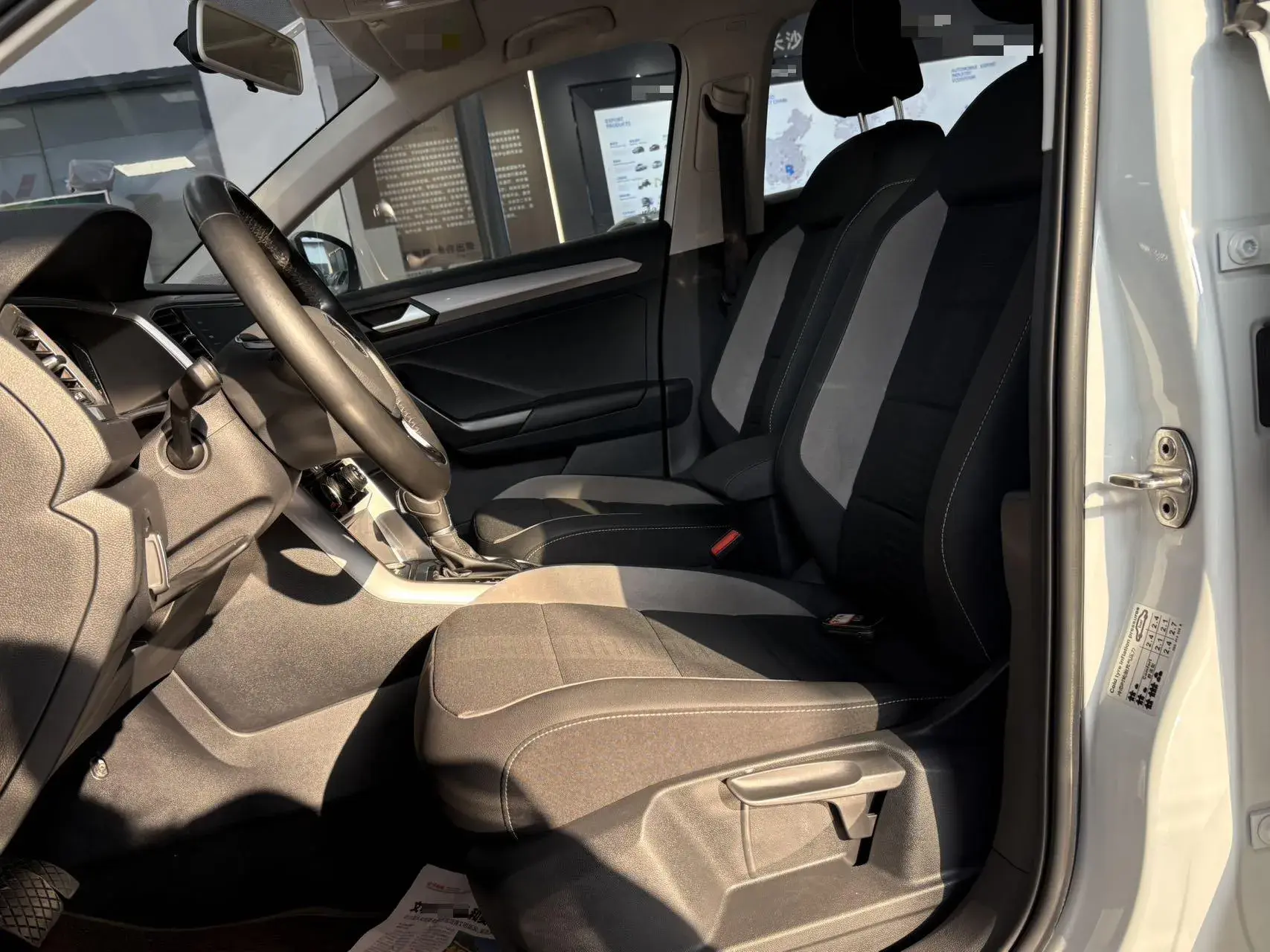 2022 VOLKSWAGEN T-ROC thumbnail 4