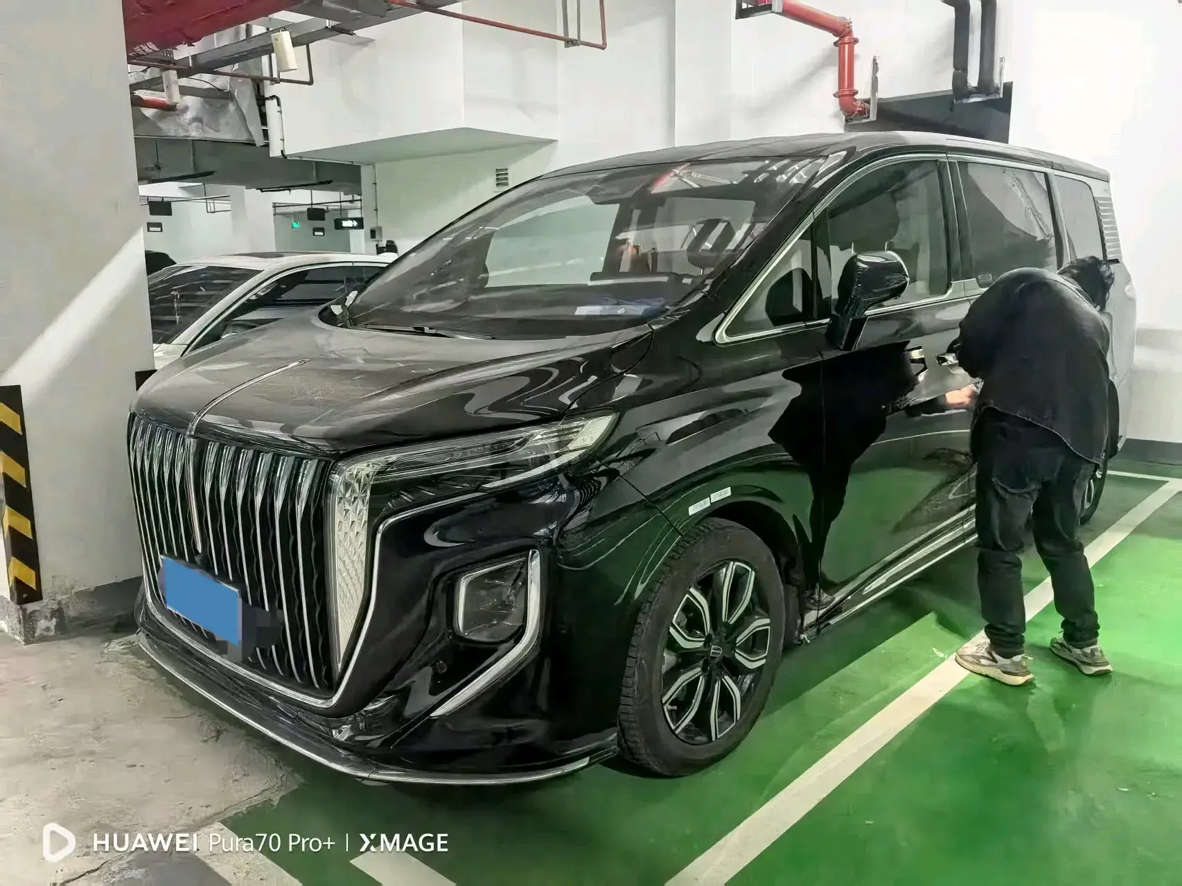 2023 HONGQI HQ9 view 1