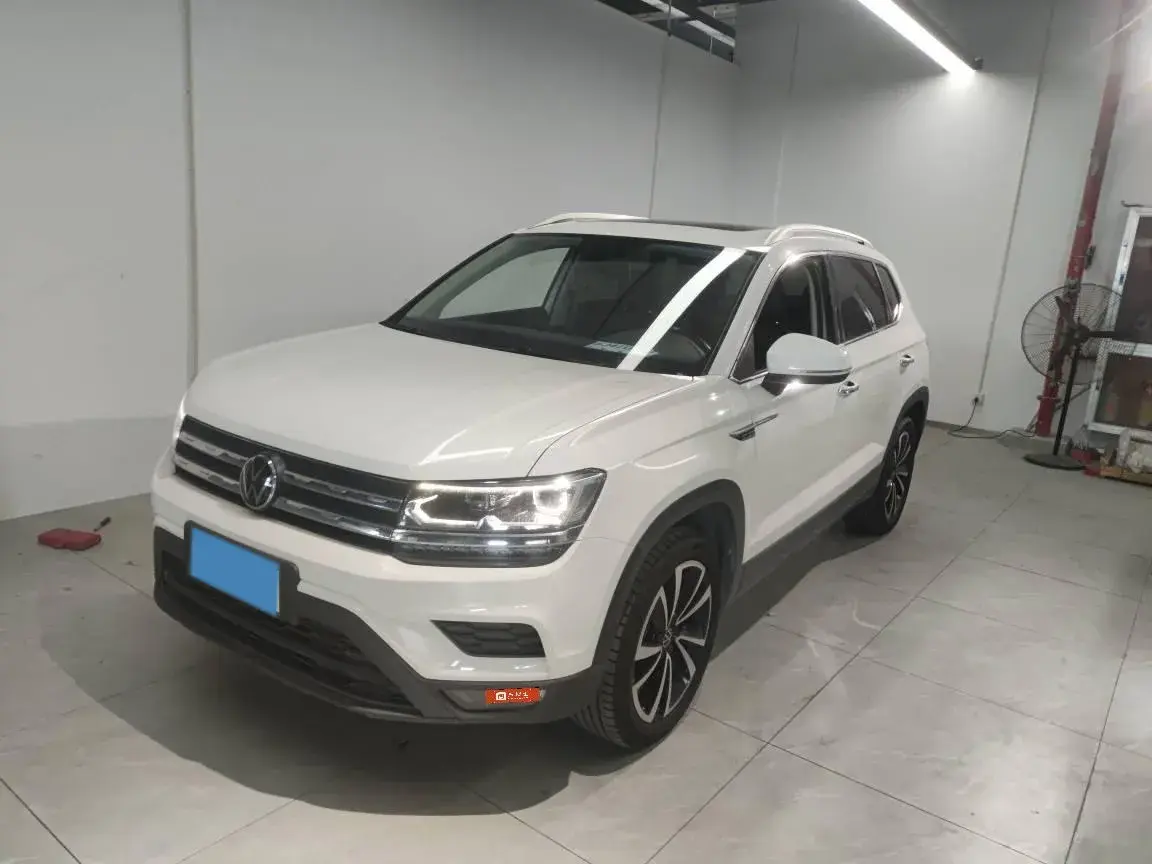 2021 VOLKSWAGEN THARU view 1