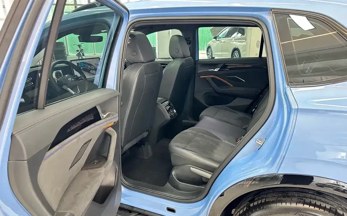 2024 VOLKSWAGEN TIGUAN thumbnail 3