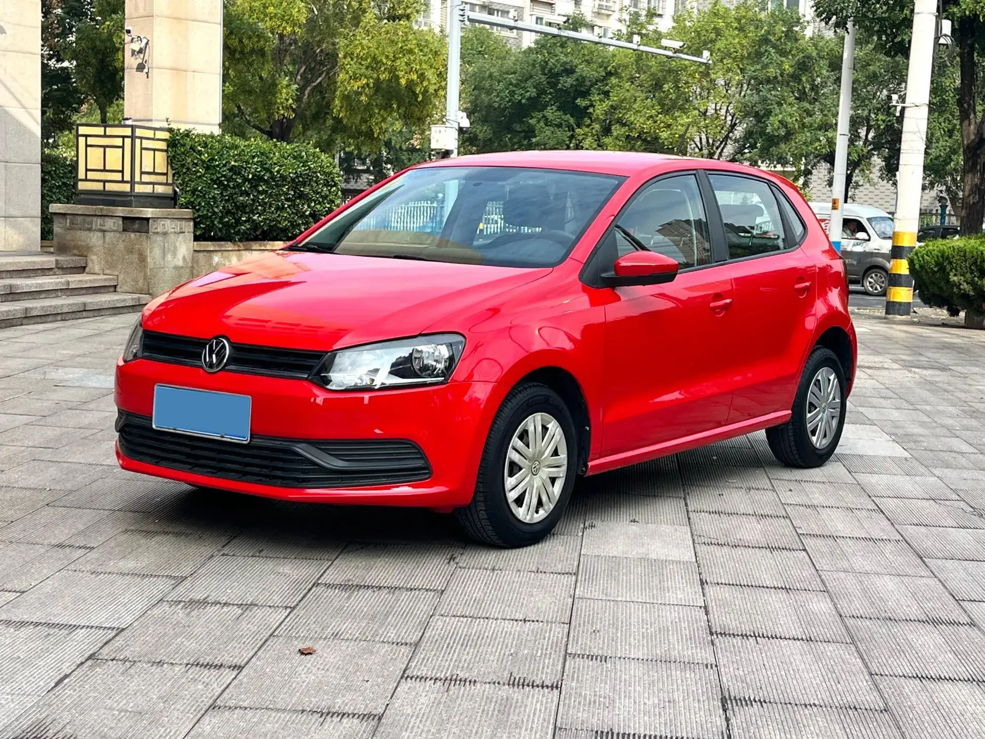 2016 VOLKSWAGEN POLO view 1