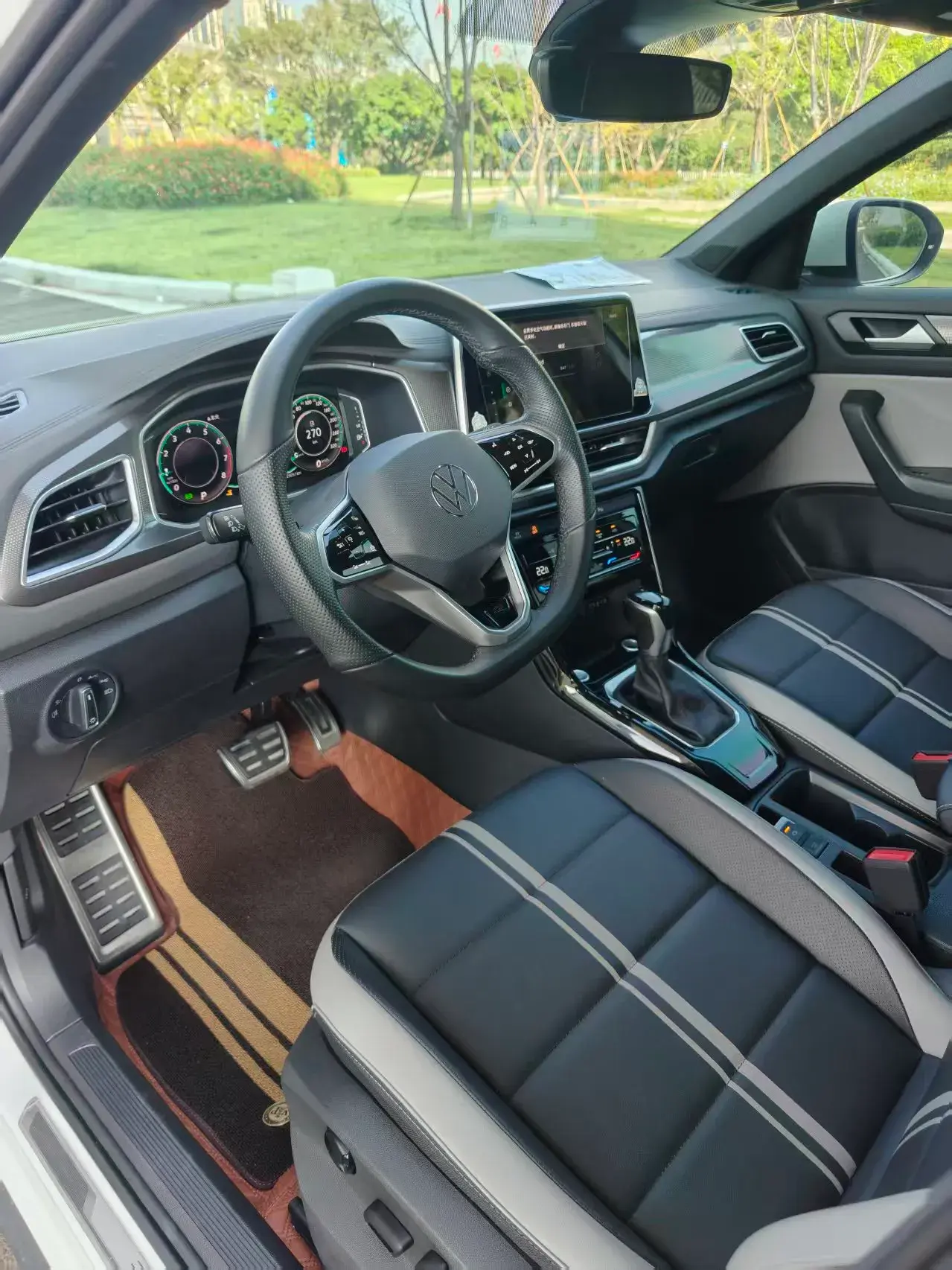 2023 VOLKSWAGEN T-ROC thumbnail 4