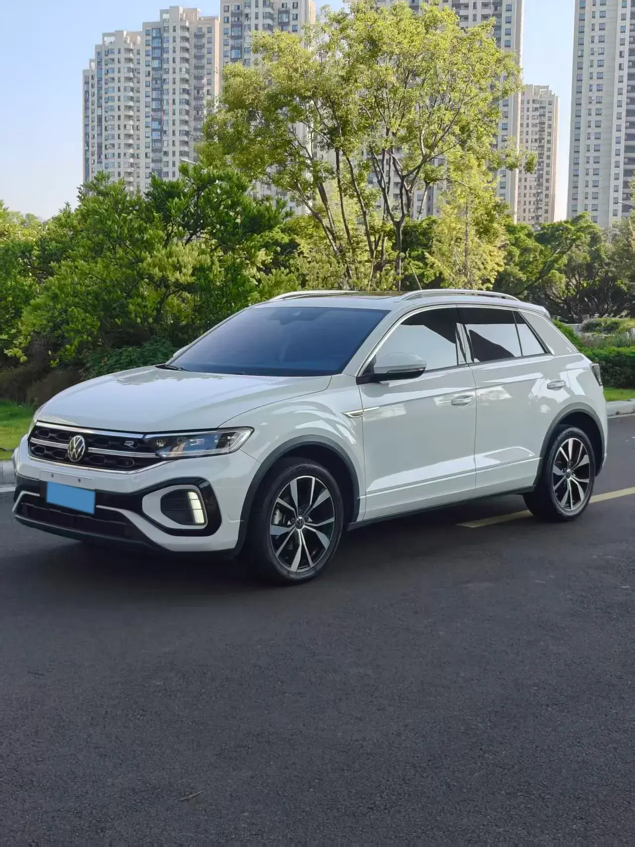 2023 VOLKSWAGEN T-ROC view 1