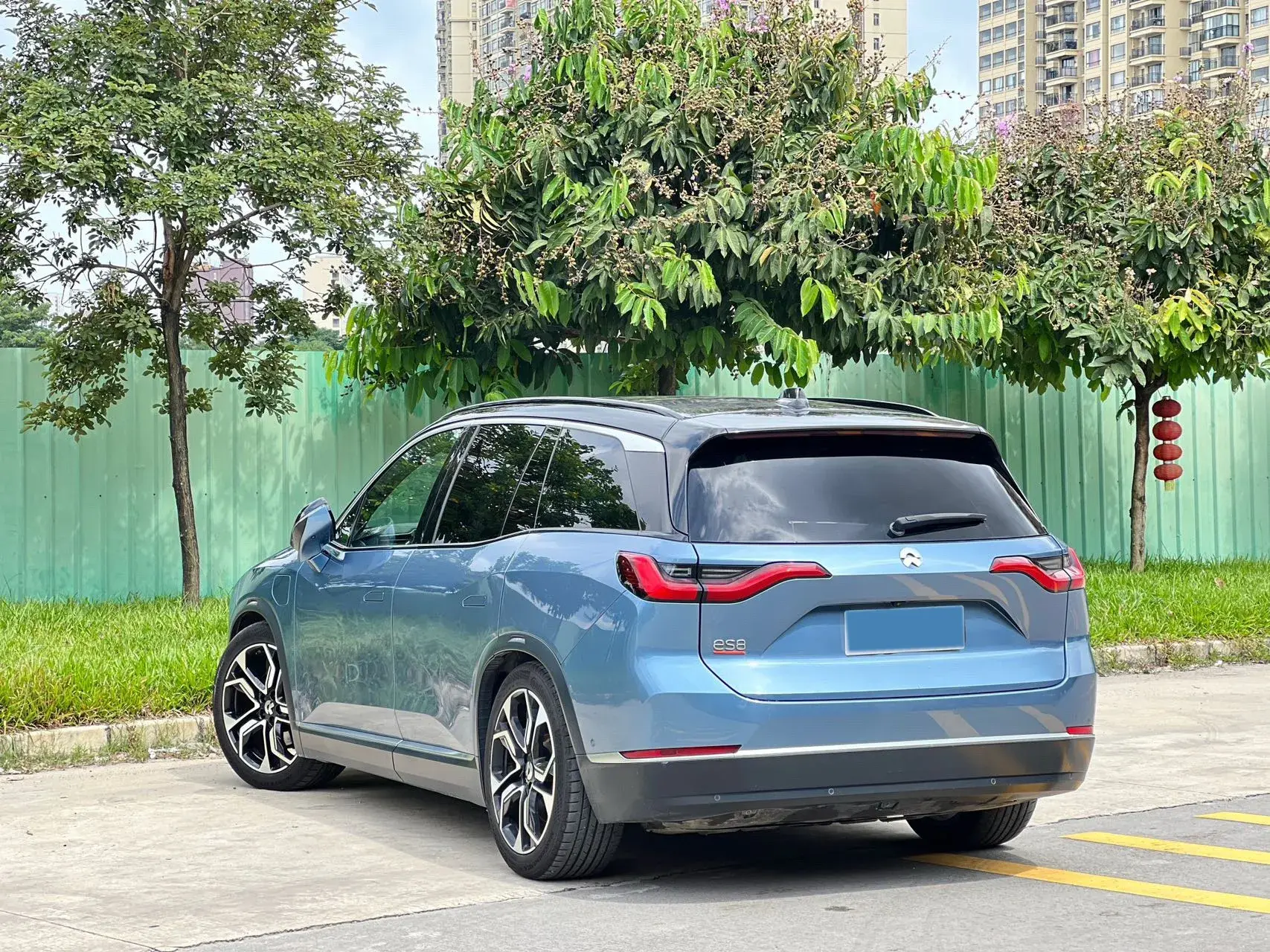 2020 NIO ES8 thumbnail 3