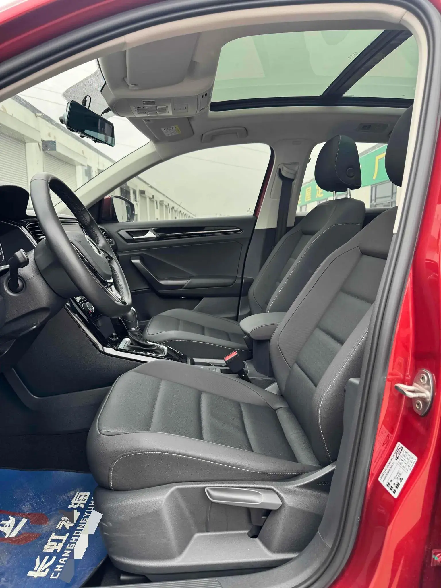 2021 VOLKSWAGEN T-ROC thumbnail 4