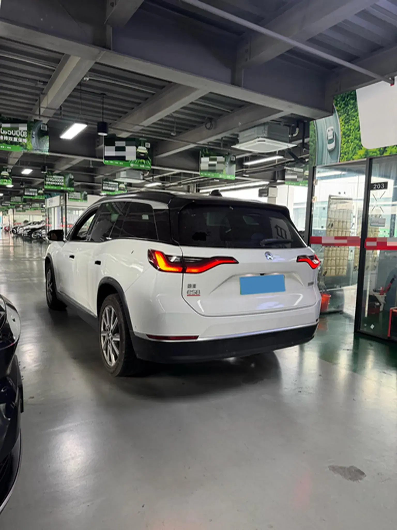 2020 NIO ES8 thumbnail 4