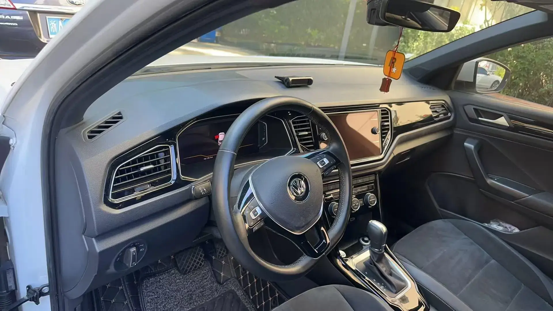 2019 VOLKSWAGEN T-ROC thumbnail 4