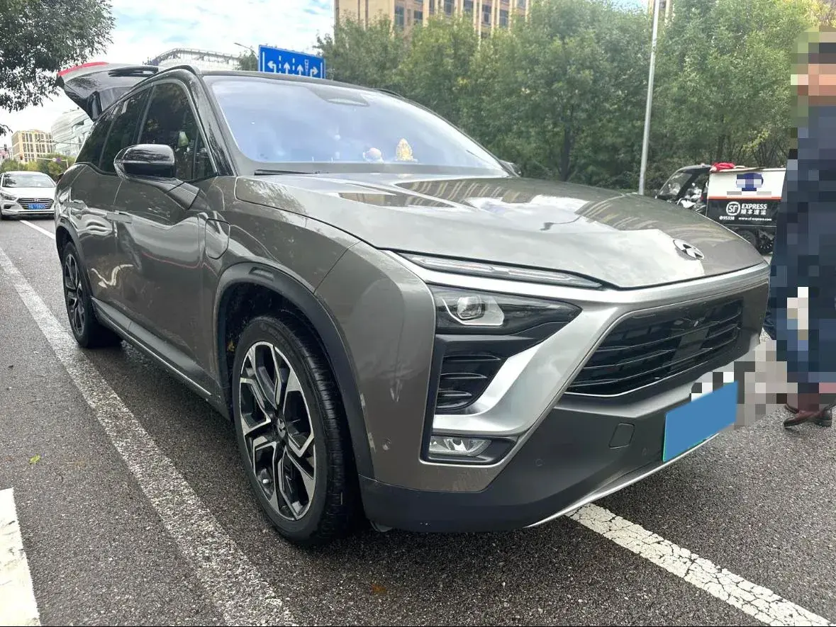 2018 NIO ES8 thumbnail 3