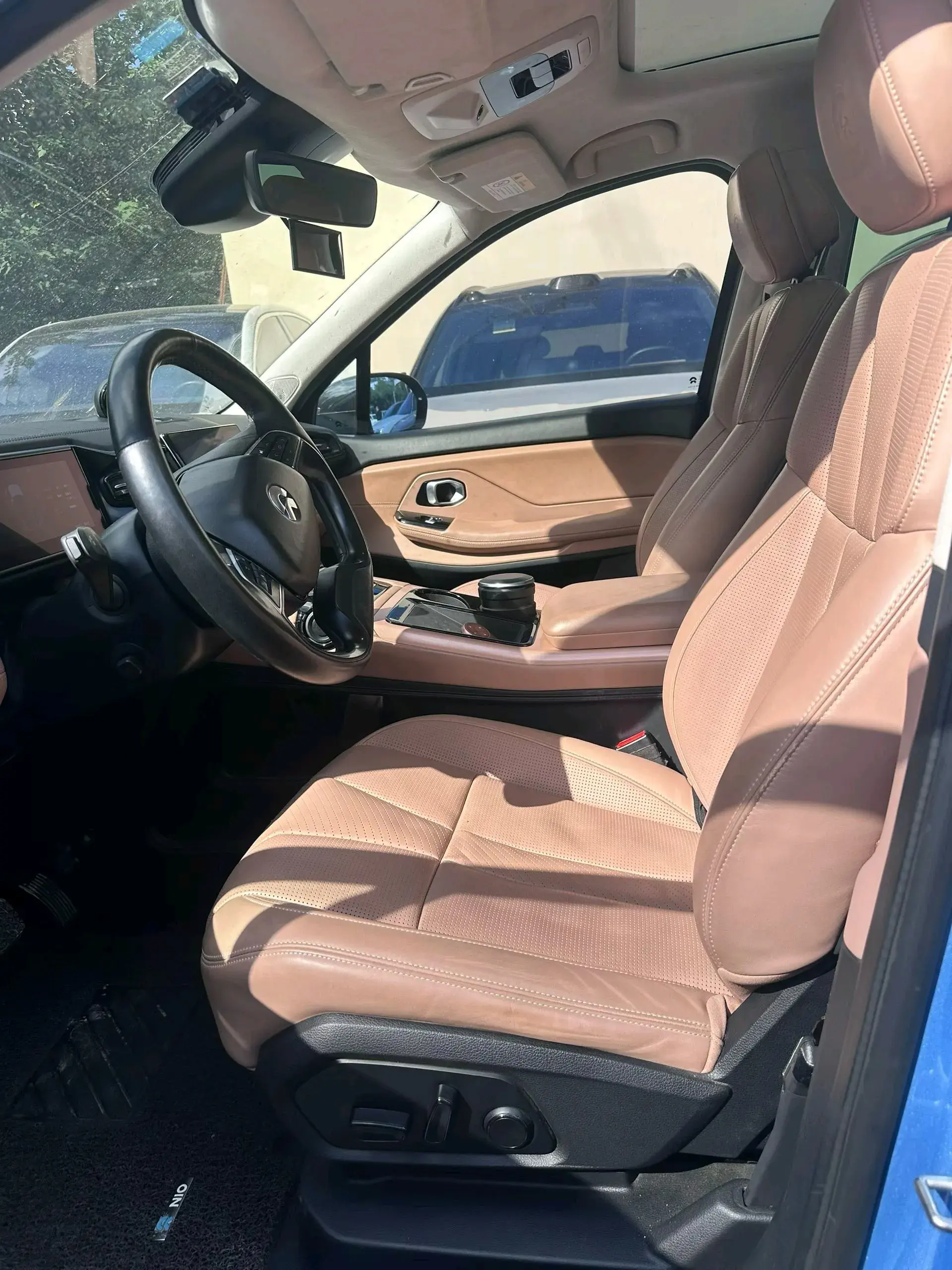 2018 NIO ES8 thumbnail 3