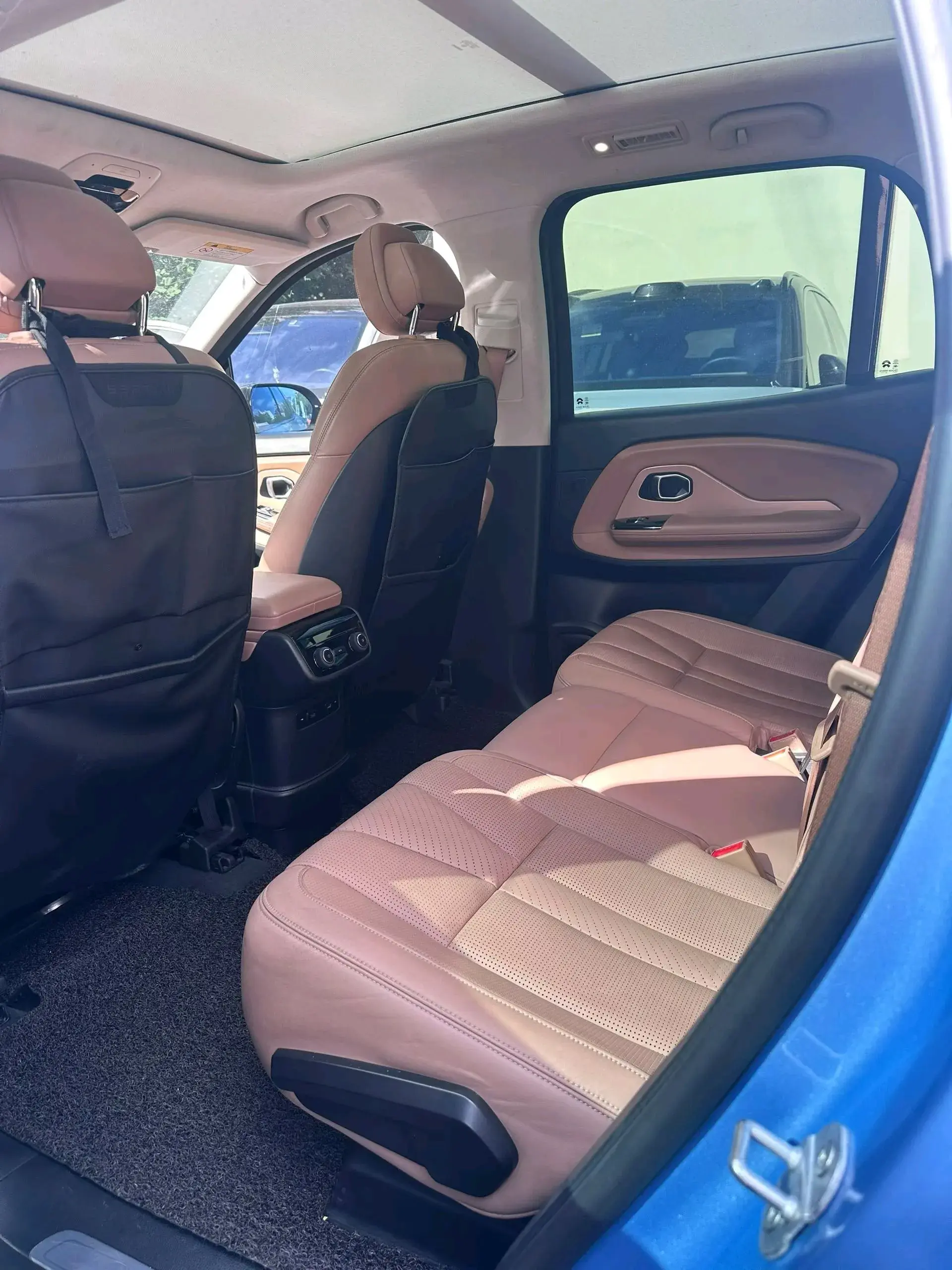 2018 NIO ES8 thumbnail 4