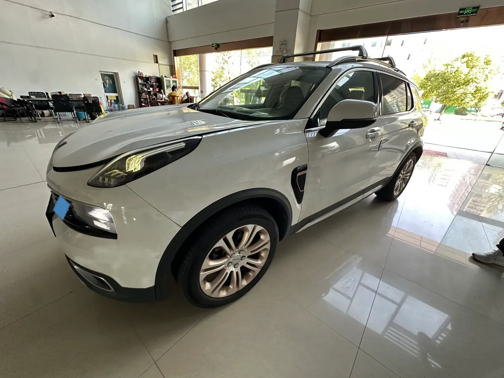 2018 LYNK&CO 01 view 1