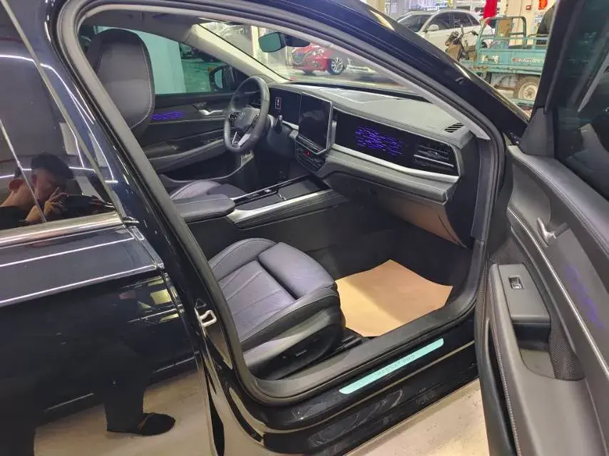 2025 VOLKSWAGEN PASSAT thumbnail 4