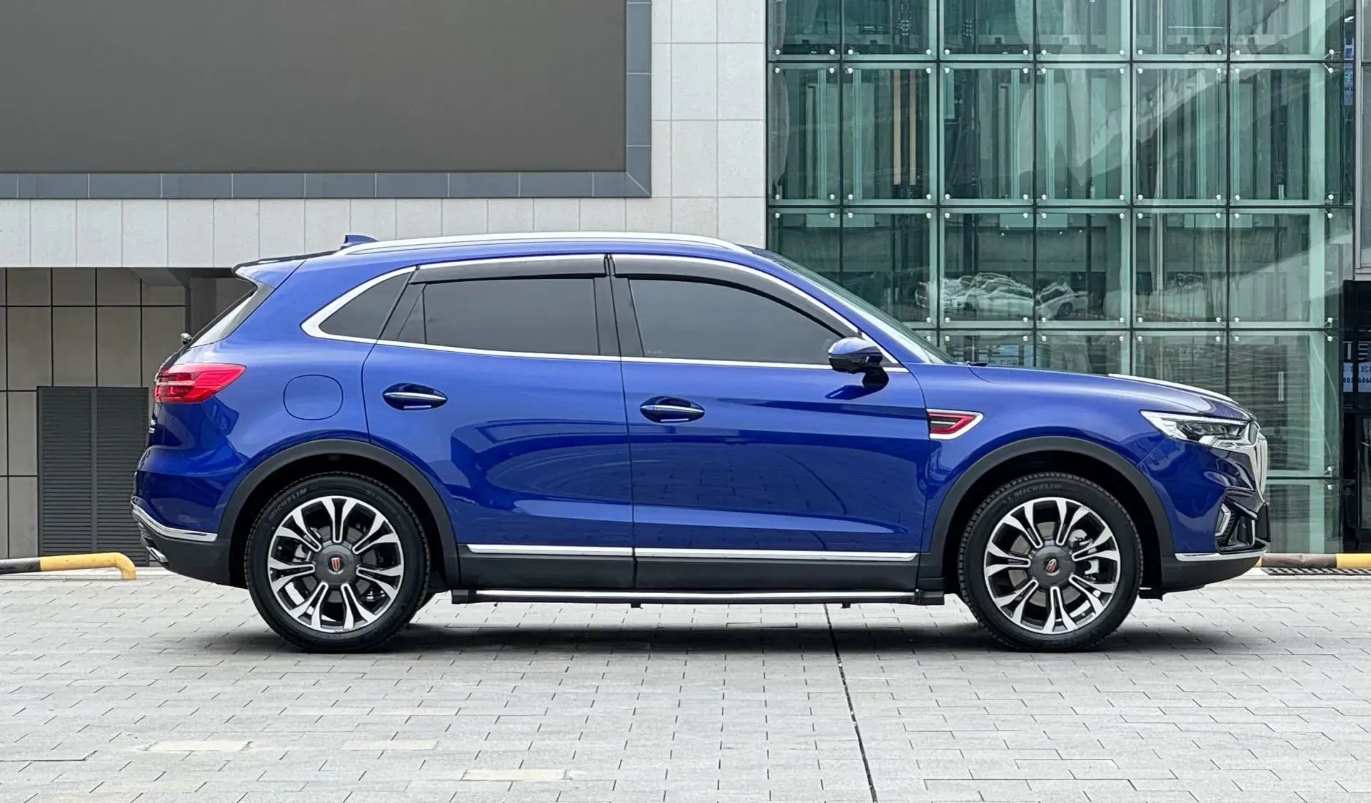 2022 HONGQI HS5 thumbnail 3