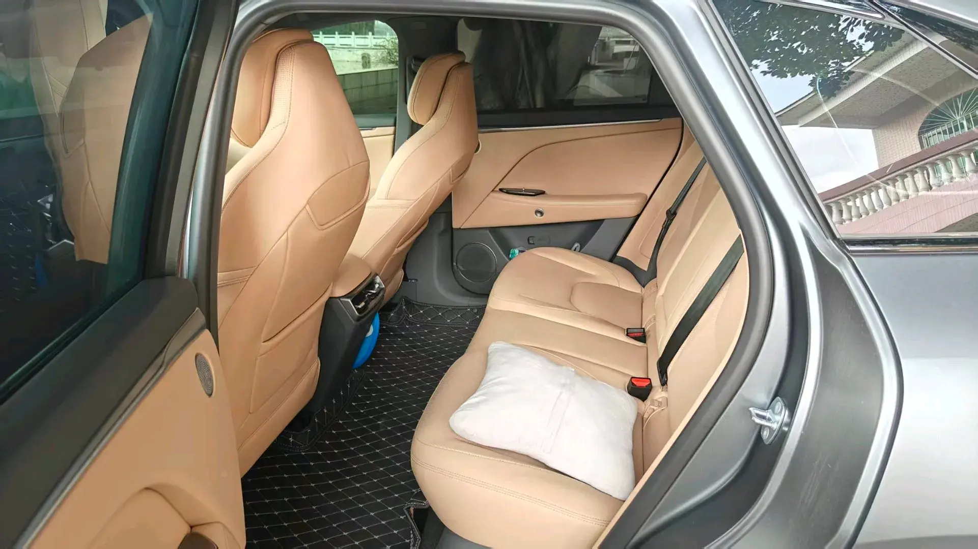 2025 ARCFOX ΑT5 thumbnail 3