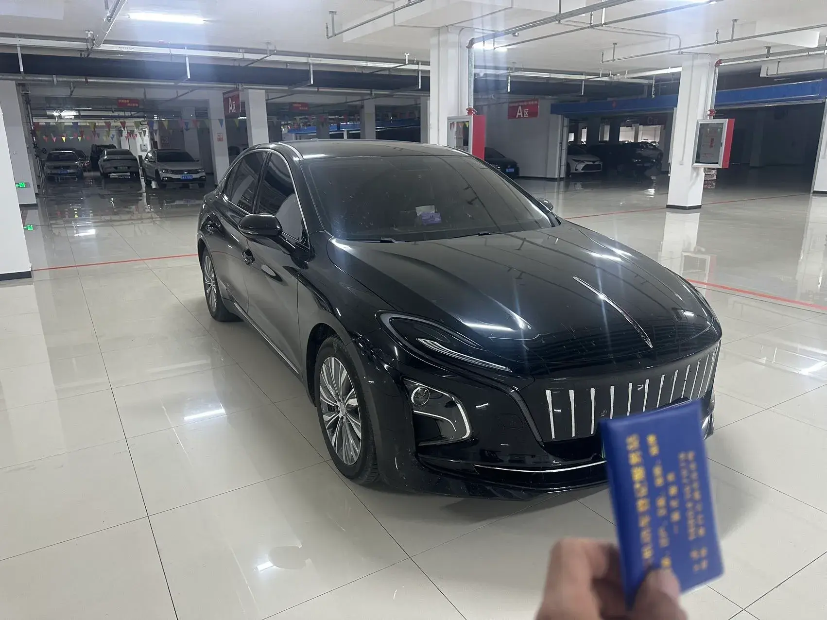 2023 HONGQI E-QM5 thumbnail 4