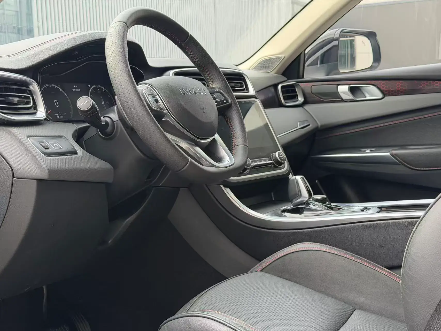 2019 LYNK&CO 01 thumbnail 4