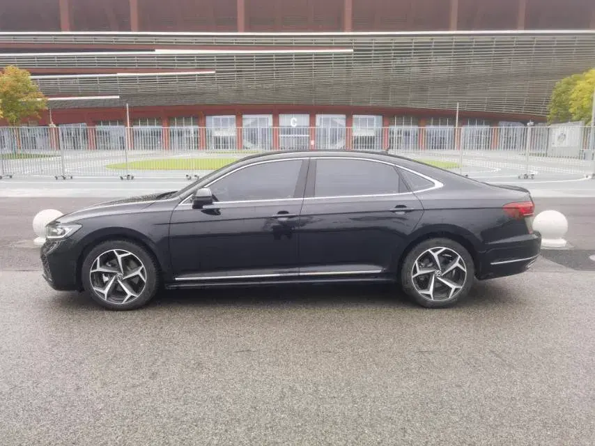 2025 VOLKSWAGEN PASSAT thumbnail 3