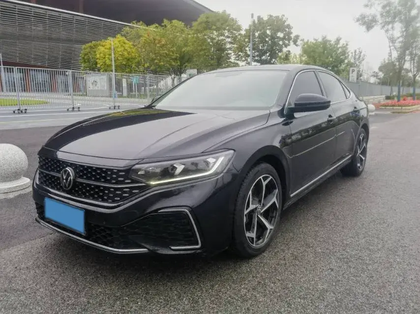 2025 VOLKSWAGEN PASSAT view 1