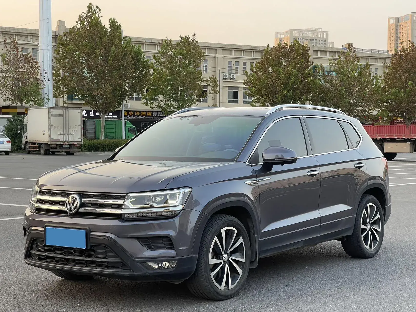 2019 VOLKSWAGEN THARU view 1