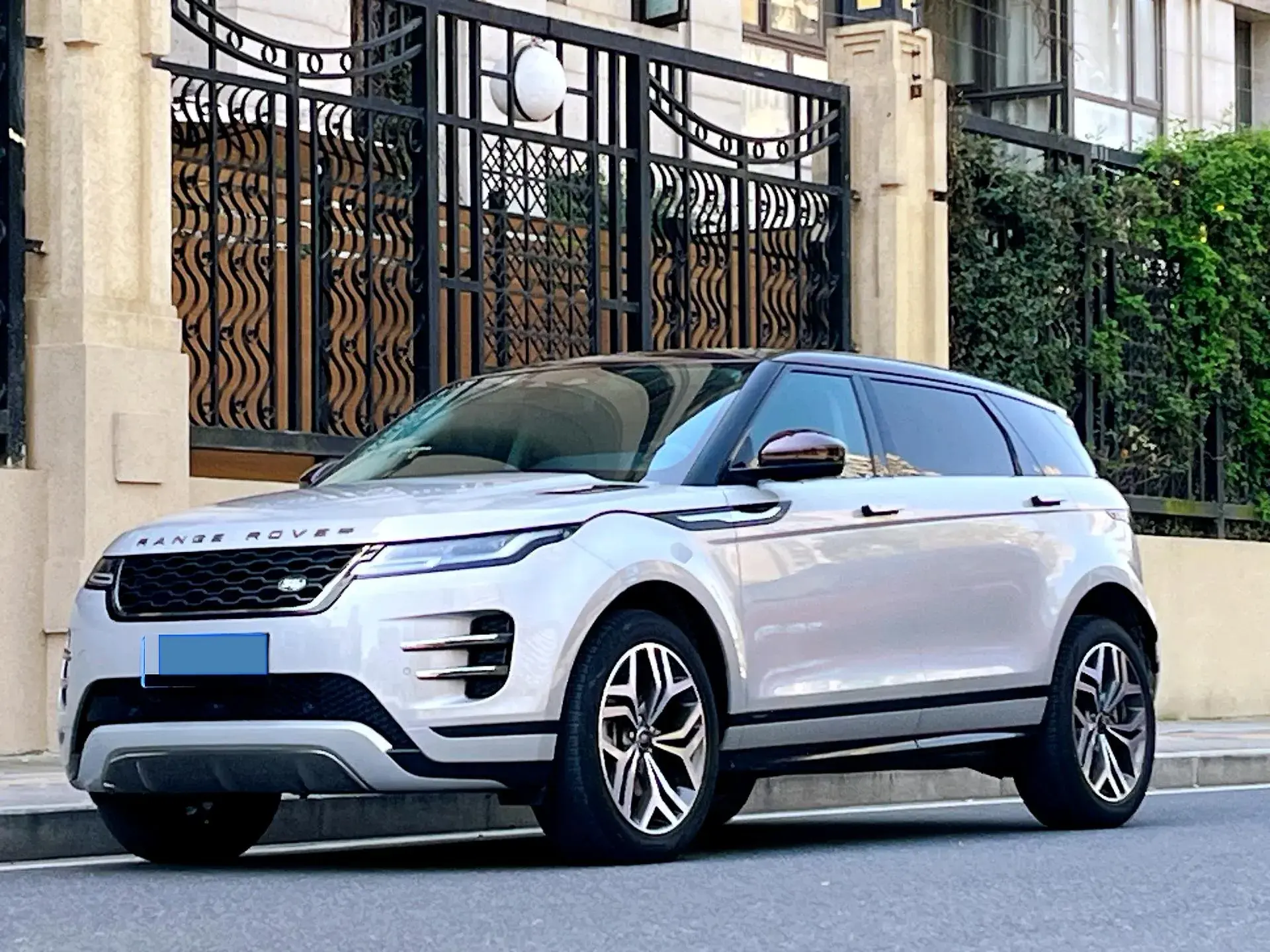 2023 LAND ROVER view 1