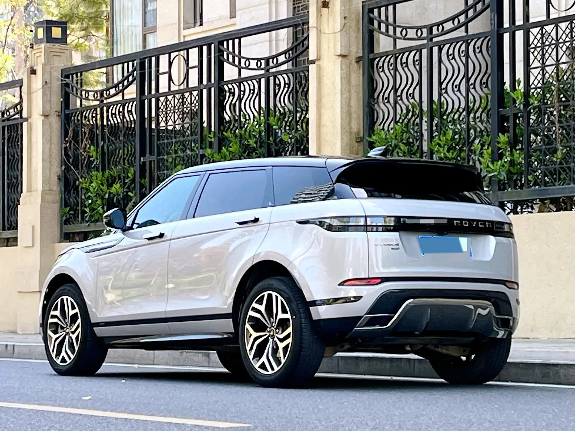 2023 LAND ROVER thumbnail 4