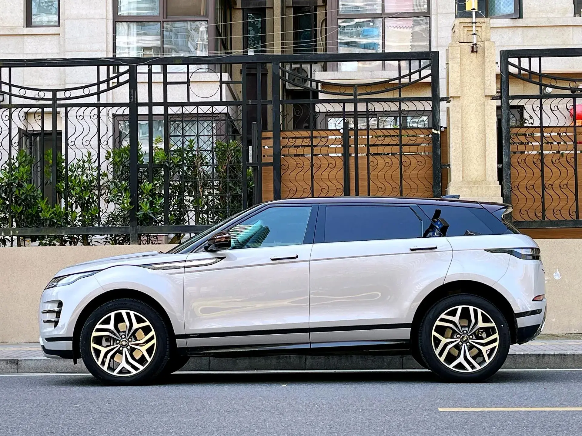 2023 LAND ROVER thumbnail 3