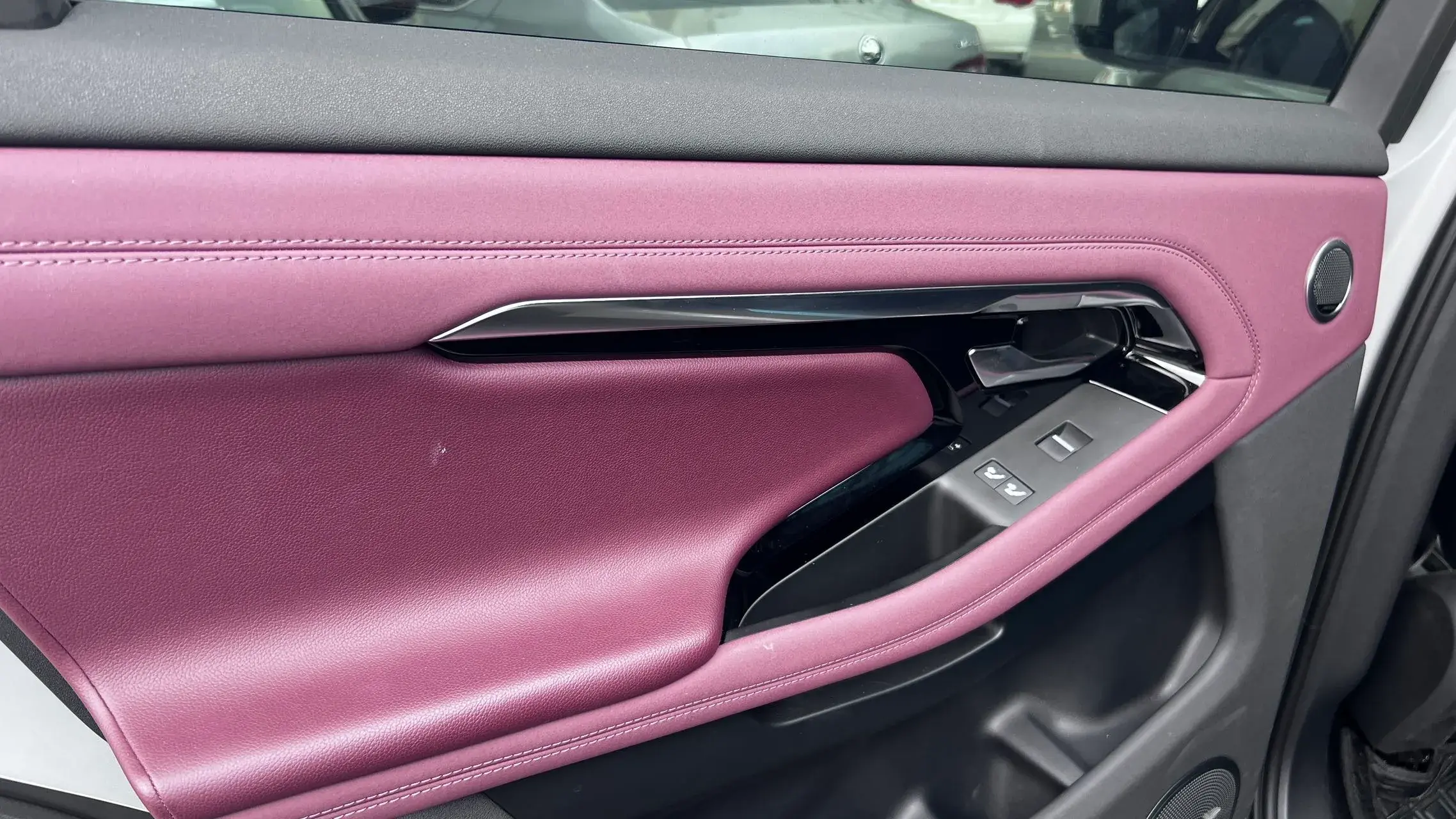 2023 LAND ROVER thumbnail 4