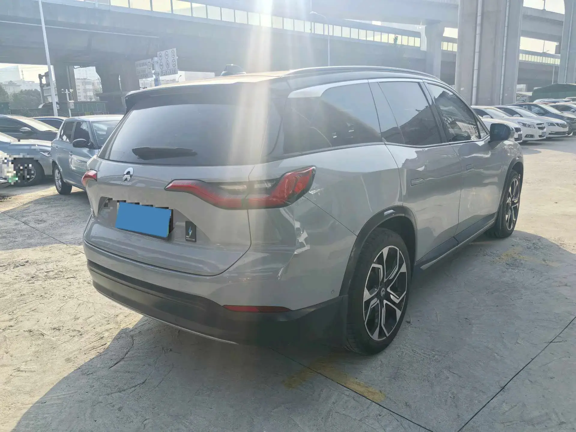 2018 NIO ES8 thumbnail 3