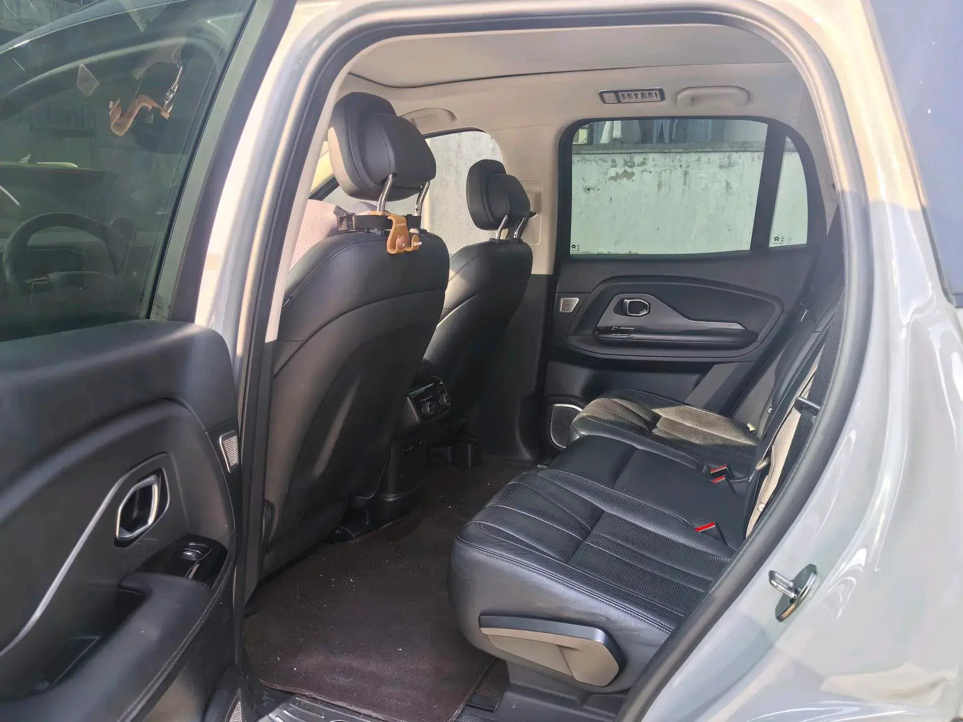 2018 NIO ES8 thumbnail 4