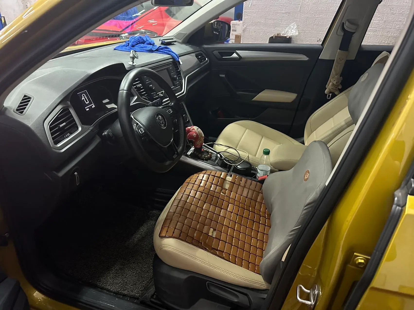 2018 VOLKSWAGEN T-ROC thumbnail 4