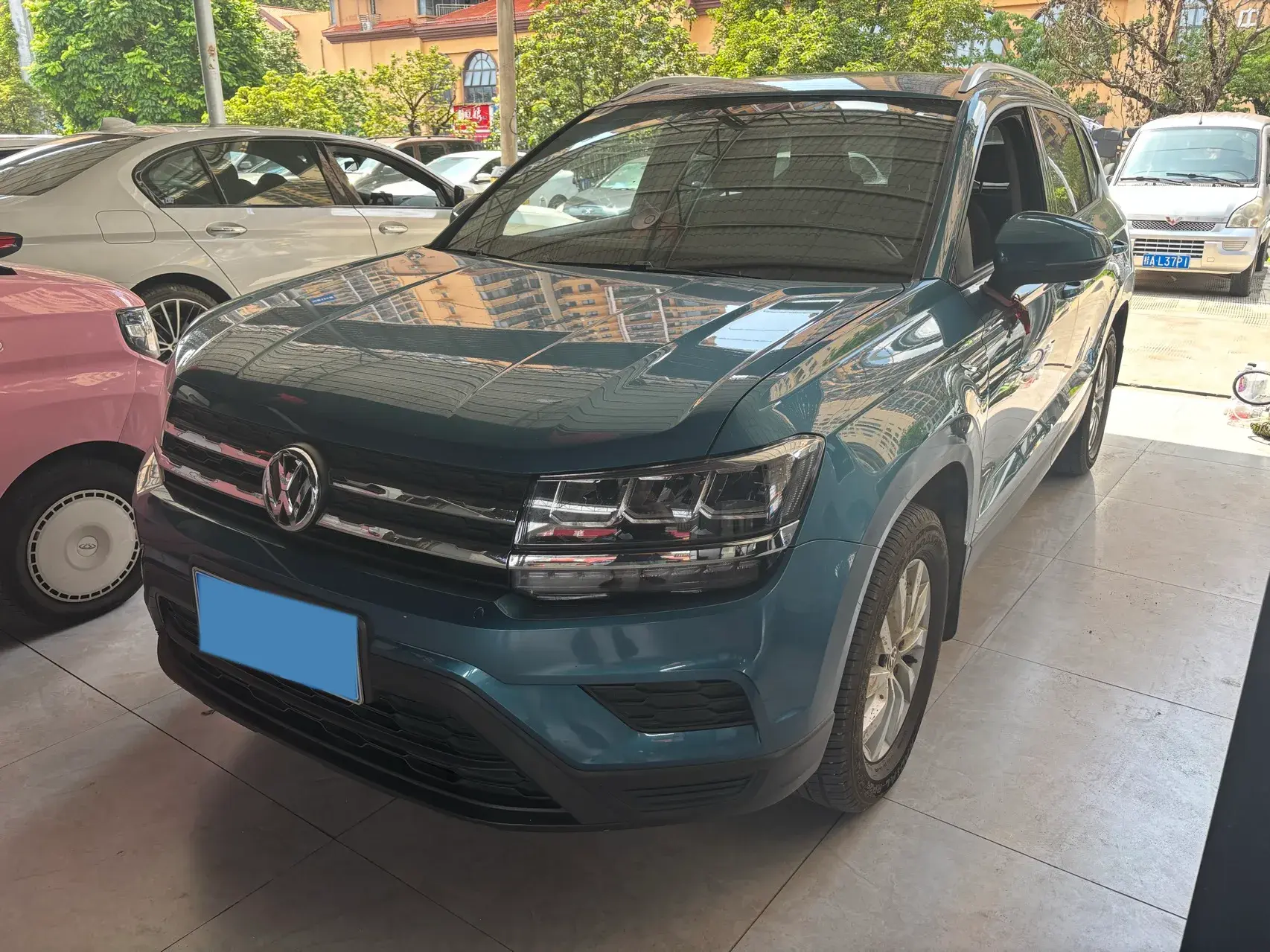 2019 VOLKSWAGEN THARU view 1