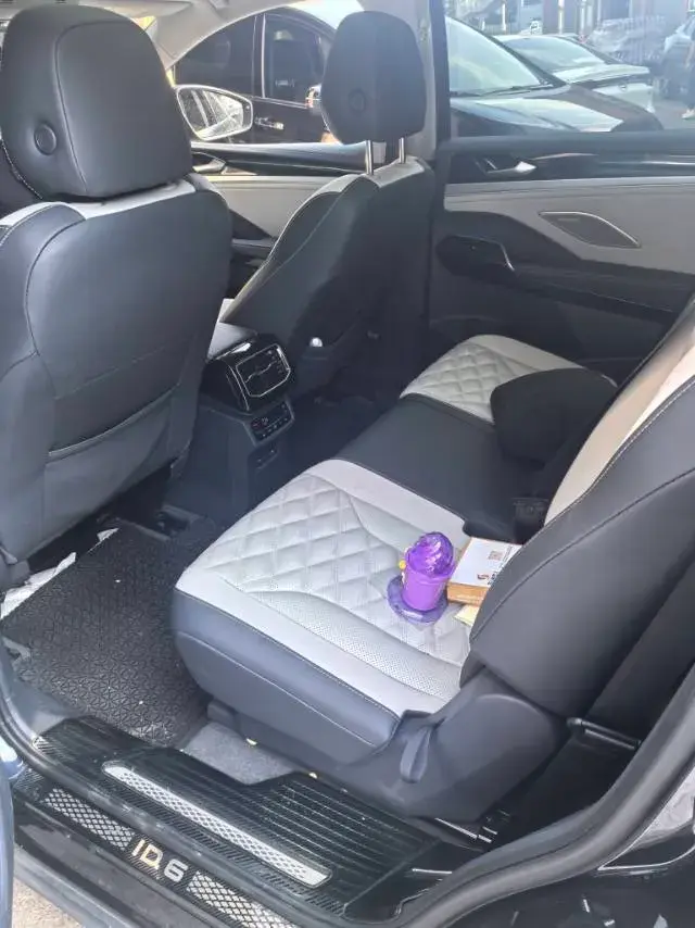 2022 VOLKSWAGEN ID.6 thumbnail 3