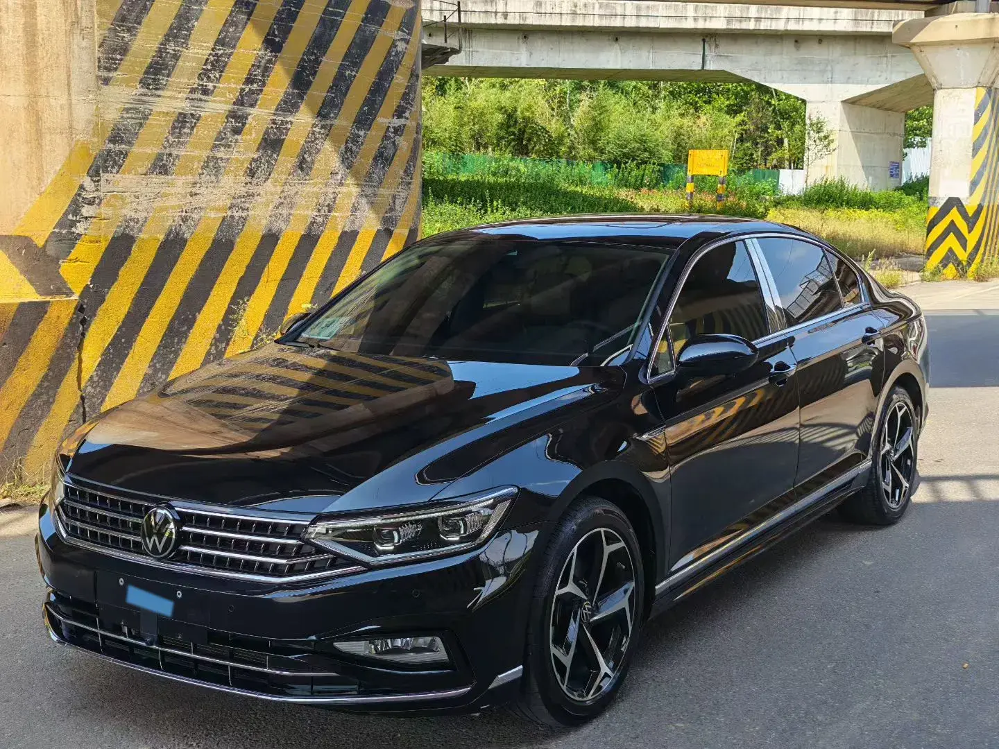 2023 VOLKSWAGEN MAGOTAN view 1