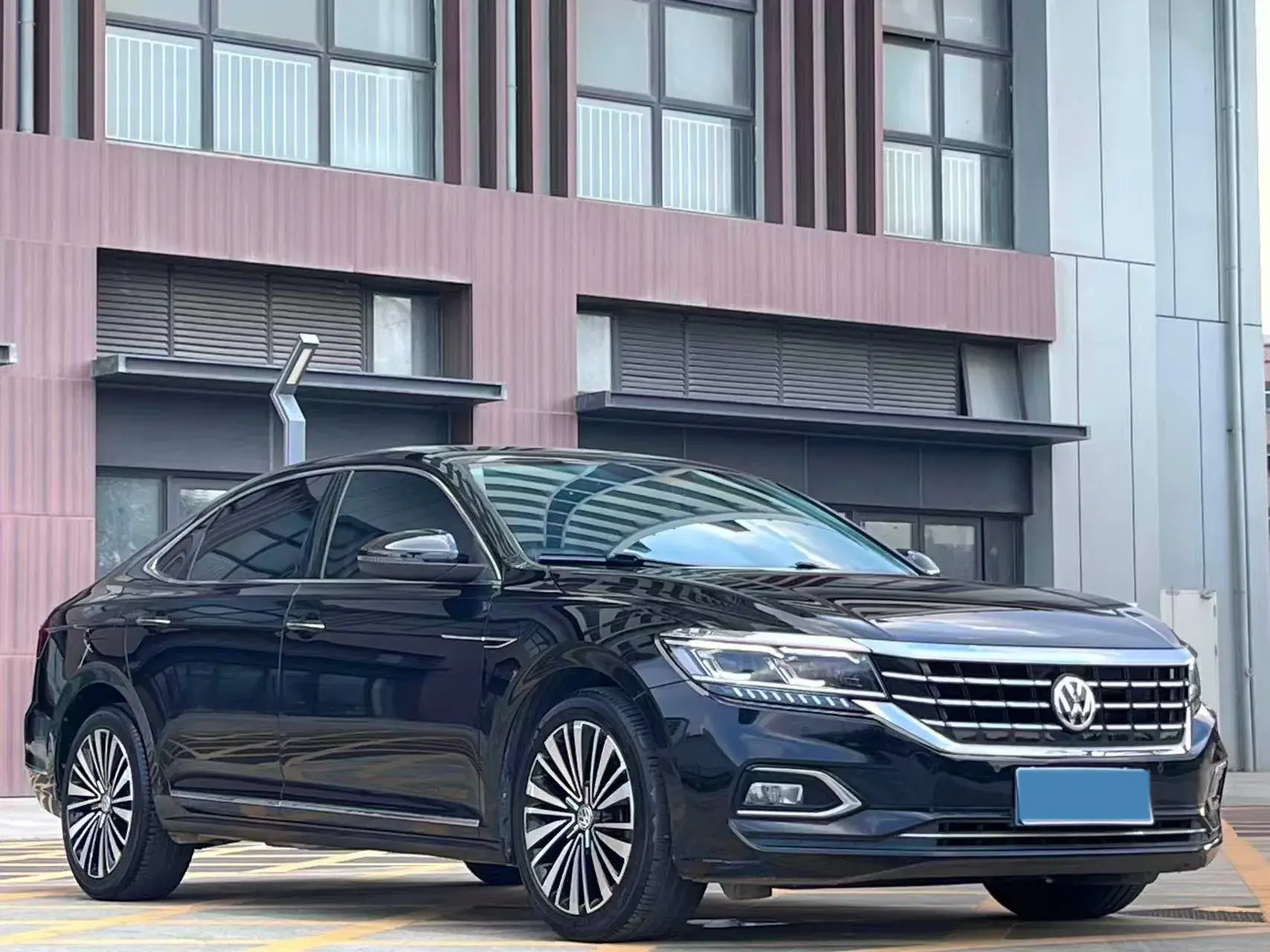 2019 VOLKSWAGEN PASSAT thumbnail 3