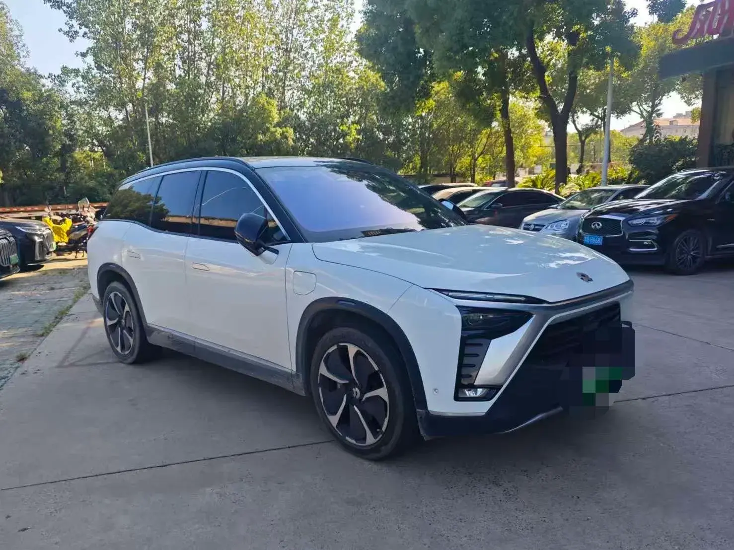 2020 NIO ES8 thumbnail 3