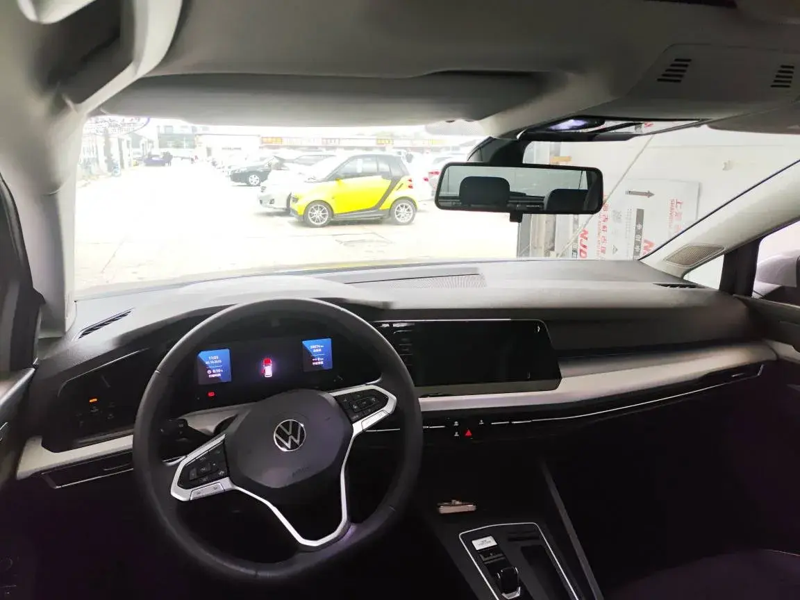 2023 VOLKSWAGEN GOLF thumbnail 3