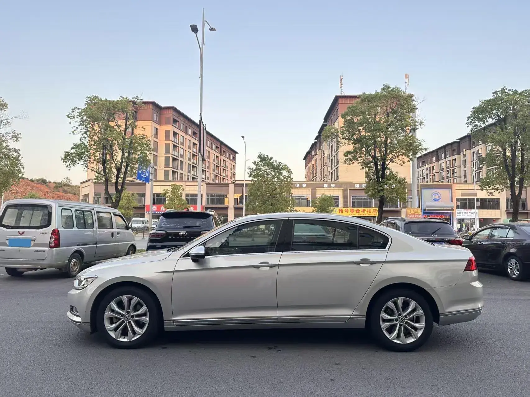 2018 VOLKSWAGEN MAGOTAN thumbnail 3