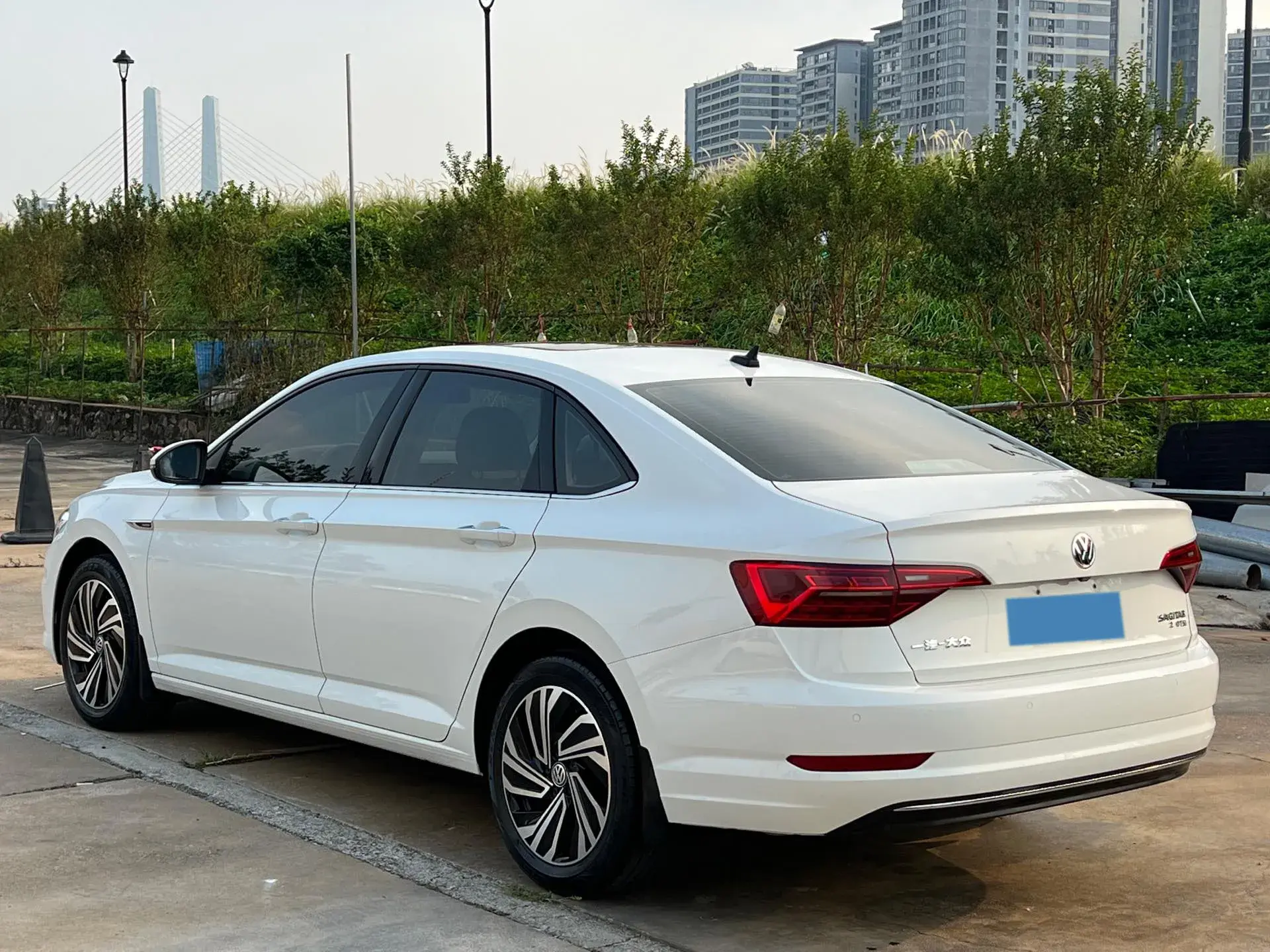 2021 VOLKSWAGEN SAGITAR thumbnail 3