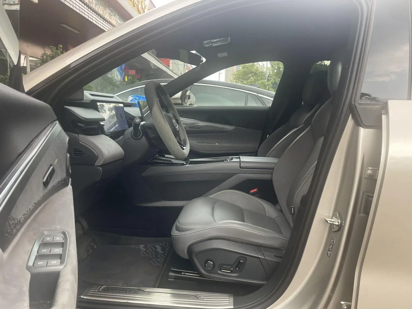 2023 LYNK&CO 08 thumbnail 2