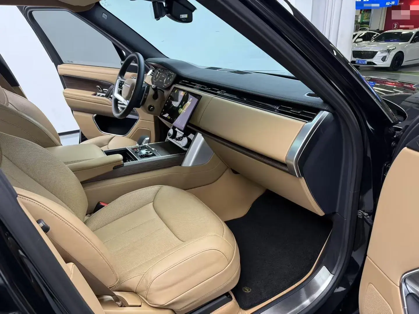 2023 LAND ROVER thumbnail 4