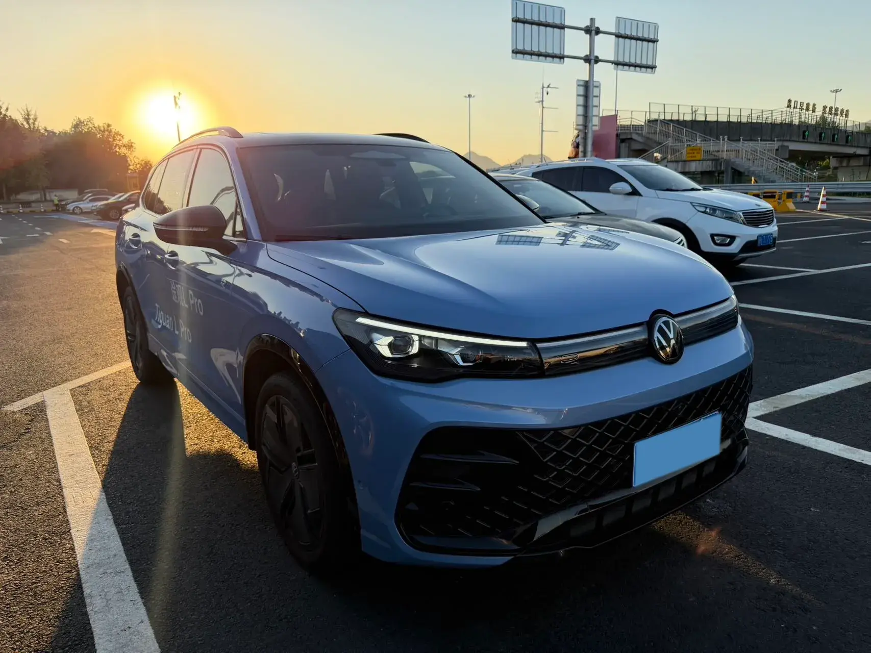 2024 VOLKSWAGEN TIGUAN thumbnail 2