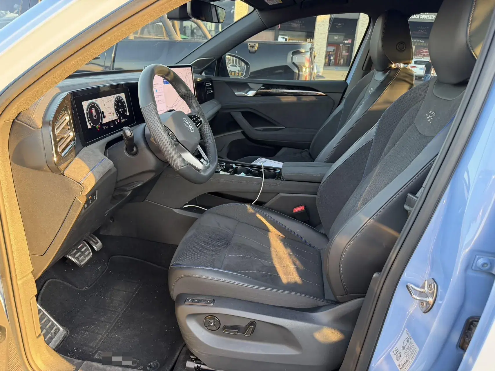 2024 VOLKSWAGEN TIGUAN thumbnail 4